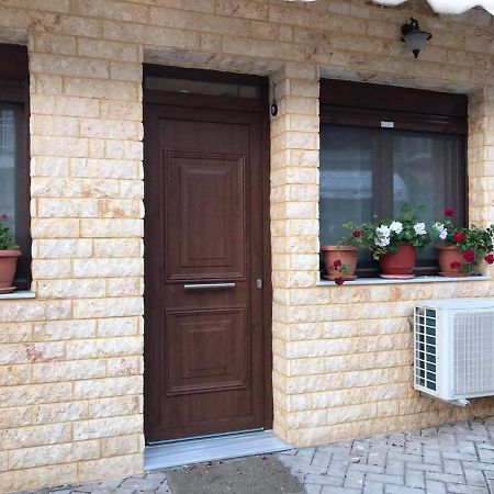 Leonora'S Apartment Принос Екстериор снимка